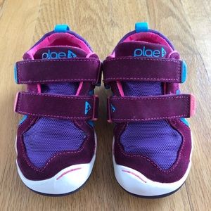 Plae little girls size 9 shoes.